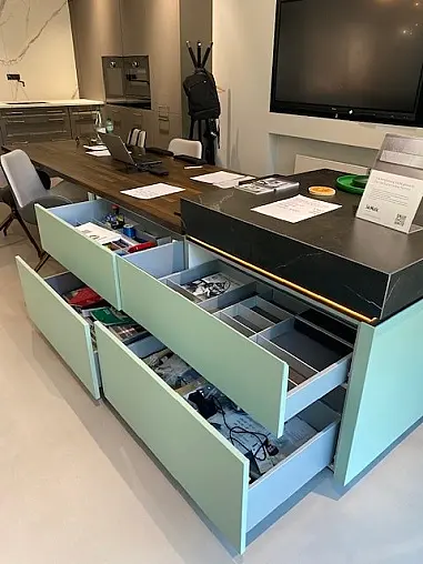 Diese Musterküche aus unserer Ausstellung verbindet edle Materialien mit modernem Komfort