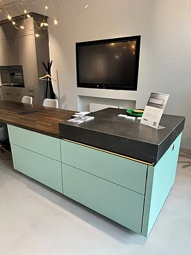 Diese Musterküche aus unserer Ausstellung verbindet edle Materialien mit modernem Komfort