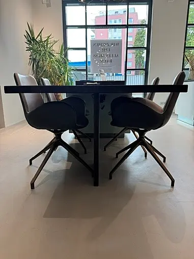 Diese Musterküche aus unserer Ausstellung verbindet edle Materialien mit modernem Komfort