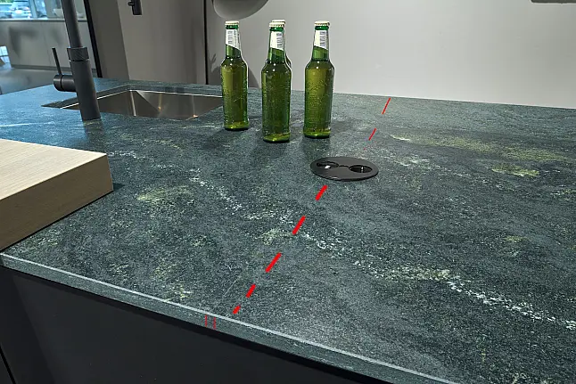 Koje 31 KL: Grauschwarze grifflose Inselküche mit Granit Arbeitsplatte