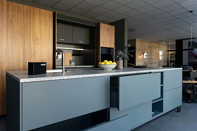 Kücheninsel mit BORA Professional 3.0 Kochfeldabzug ( Preis ohne Geräte der Hochschränke 26.800€ )