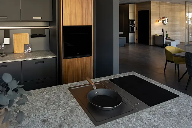 Kücheninsel mit BORA Professional 3.0 Kochfeldabzug ( Preis ohne Geräte der Hochschränke 26.800€ )