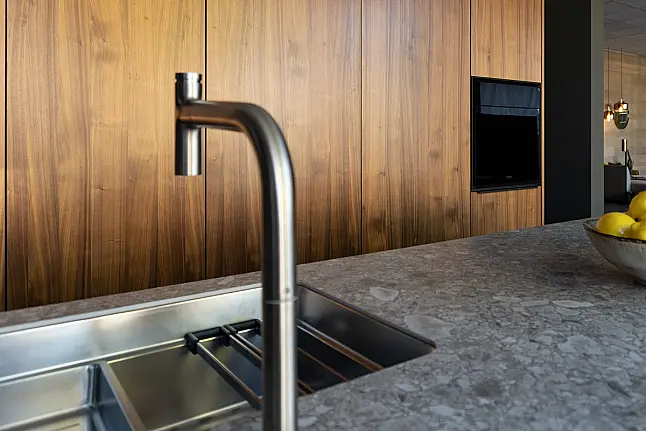 Kücheninsel mit BORA Professional 3.0 Kochfeldabzug ( Preis ohne Geräte der Hochschränke 26.800€ )