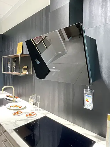 elegante Küche mit Keramik und Messing