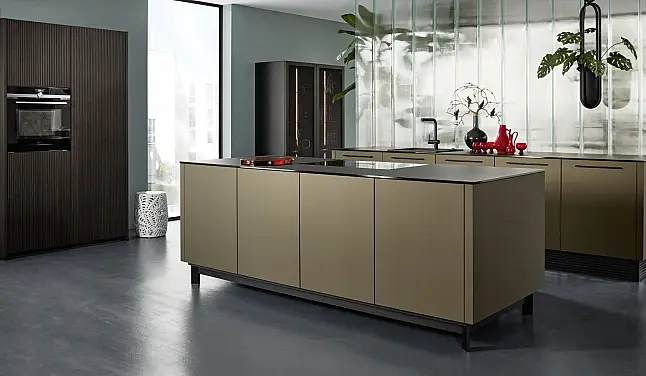 Erstaunliche neoNolte Küche mit Doppelinsel in Metall Bronze und Eiche geschwärzt Farbkombination