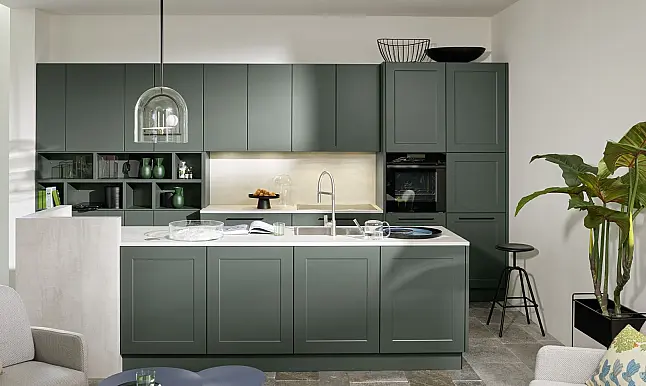 Gemütliche Inselküche in Black Green softmatt