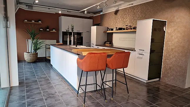 Küche mit Weinkühler &amp; Gourmetschublade – Design trifft Technik