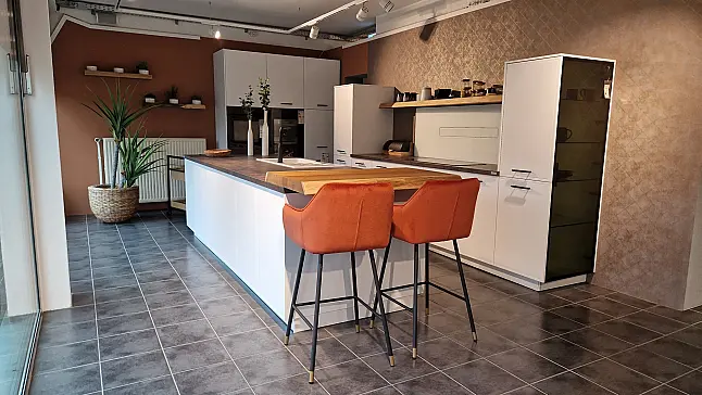 Küche mit Weinkühler &amp; Gourmetschublade – Design trifft Technik