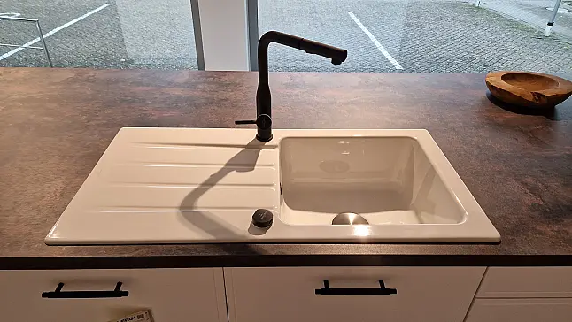 Küche mit Weinkühler &amp; Gourmetschublade – Design trifft Technik