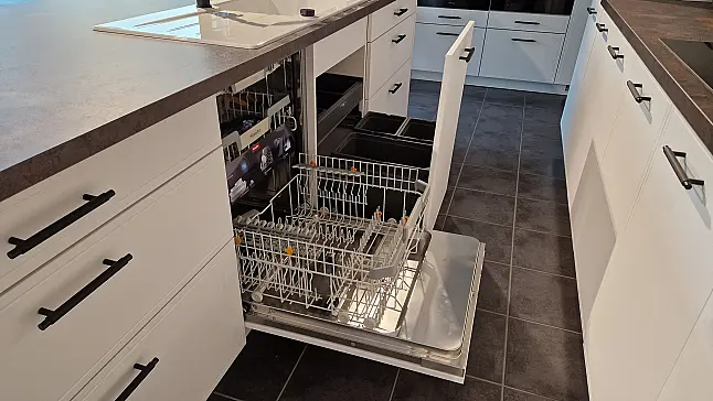 Küche mit Weinkühler &amp; Gourmetschublade – Design trifft Technik