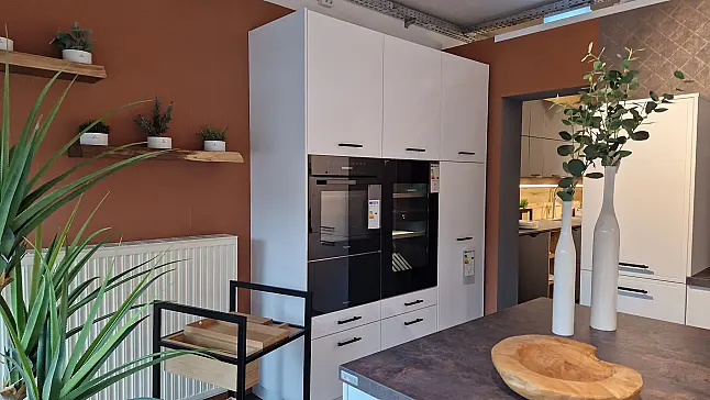 Küche mit Weinkühler &amp; Gourmetschublade – Design trifft Technik
