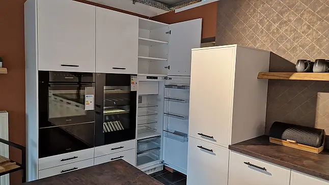 Küche mit Weinkühler &amp; Gourmetschublade – Design trifft Technik