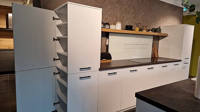 Küche mit Weinkühler &amp; Gourmetschublade – Design trifft Technik