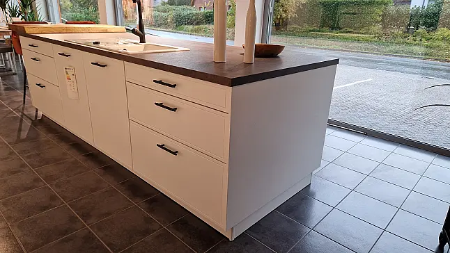 Küche mit Weinkühler &amp; Gourmetschublade – Design trifft Technik