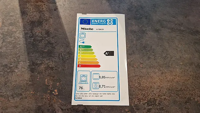 Küche mit Weinkühler &amp; Gourmetschublade – Design trifft Technik