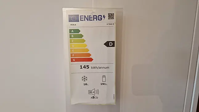 Küche mit Weinkühler &amp; Gourmetschublade – Design trifft Technik
