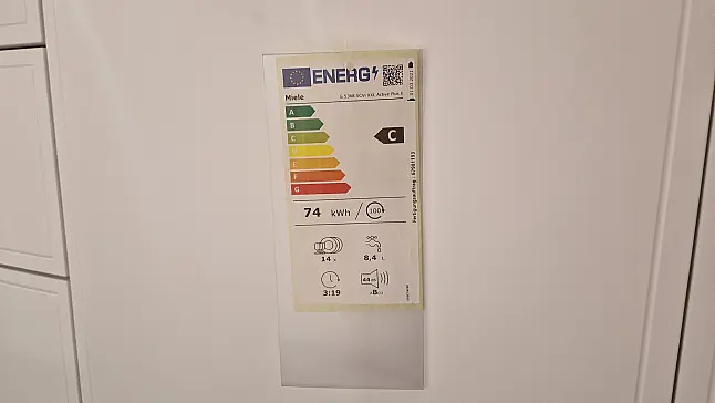 Küche mit Weinkühler &amp; Gourmetschublade – Design trifft Technik