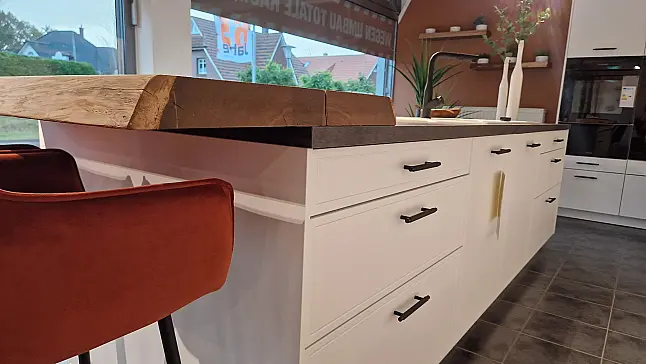 Küche mit Weinkühler &amp; Gourmetschublade – Design trifft Technik