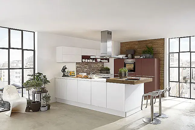 Inselküche in Articweiß softmatt und Hennarot softmatt Farbkombination