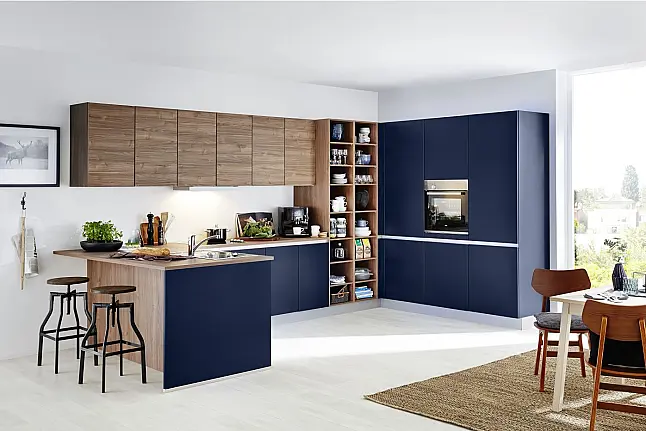 U-Küche mit angedockte Insel in Blaubeere softmatt und Nussbaum Kuba Farbkombination