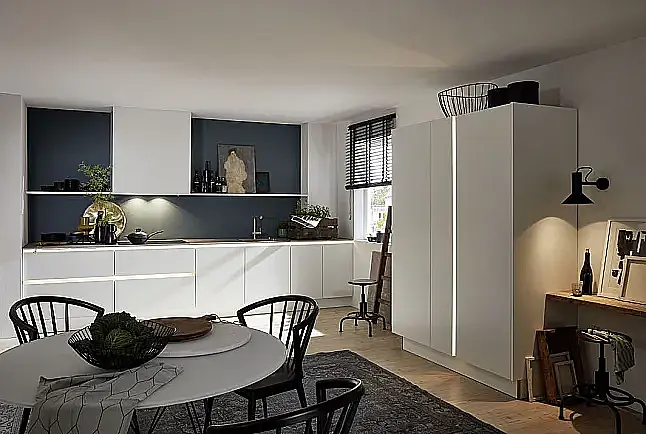 Komfortable Küche in Weiß softmatt