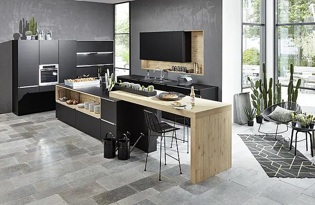 Schick Inselküche mit Fronten in Schwarz softmatt