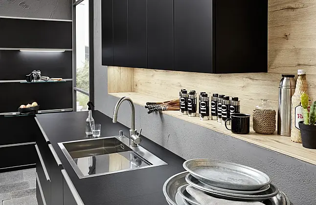 Schick Inselküche mit Fronten in Schwarz softmatt