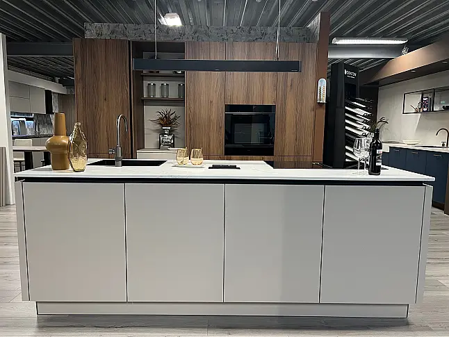 Sachsen eilandkeuken met composieten werkblad en meest innovatieve apparatuur van Siemens
