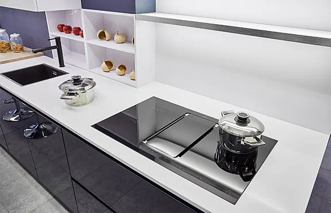 Moderne Küchenzeile in Hochglanz-Optik