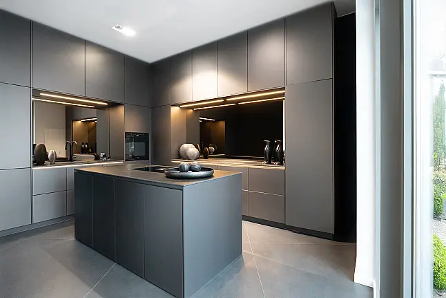 Y-OS Designküche, exklusiv geplant mit Miele Geräten