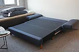 Wenn man wenig Platz in der WG, im Kinderzimmer oder im Gästezimmer hat, bietet dieses innovative Designersofa von Franz Fertig eine geniale Möglichkeit eine Couch zum Doppelbett zu machen. Sofa, Couch, Schlafsofa, Franz Fertig, Malou, Doppelbett, ausklappbar, Design, Massivholz