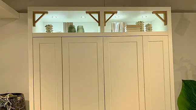 Zweizeilige Landhausküche mit Kochinsel