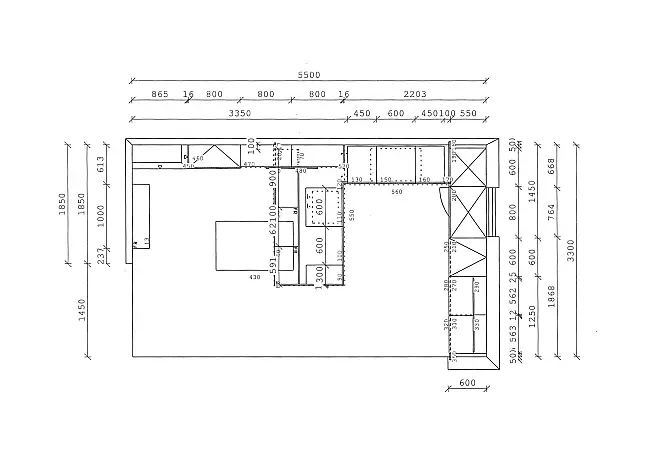 Moderne Küche mit Quarzstein-Arbeitsplatte, eleganten matten Fronten, viel Stauraum und Sitzgelegenheit