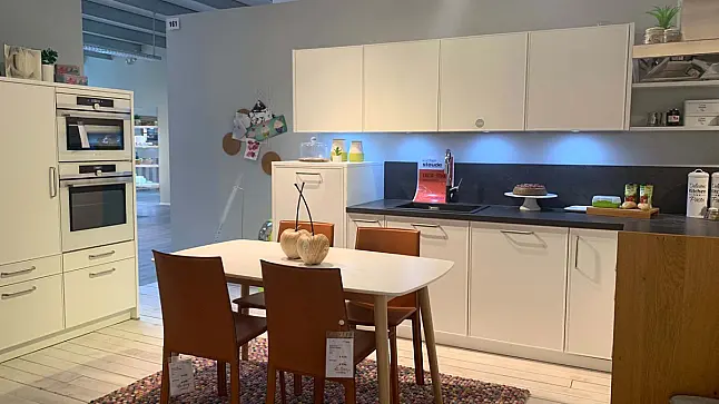 Klassisch-elegante Landhausküche in Weiß