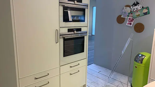 Klassisch-elegante Landhausküche in Weiß