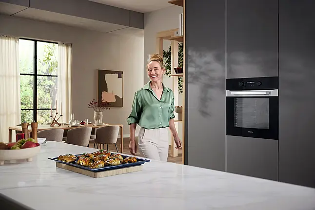 Einbau-Backofen schwarz mit Edelstahl