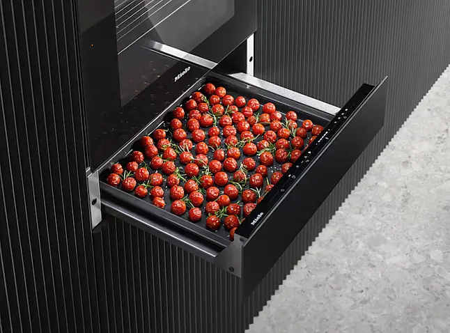 Grifflose Gourmet-Wärmeschublade in 14cm Höhe zum Vorwärmen von Geschirr, zum Speisen Warmhalten und Niedertemperaturgaren.