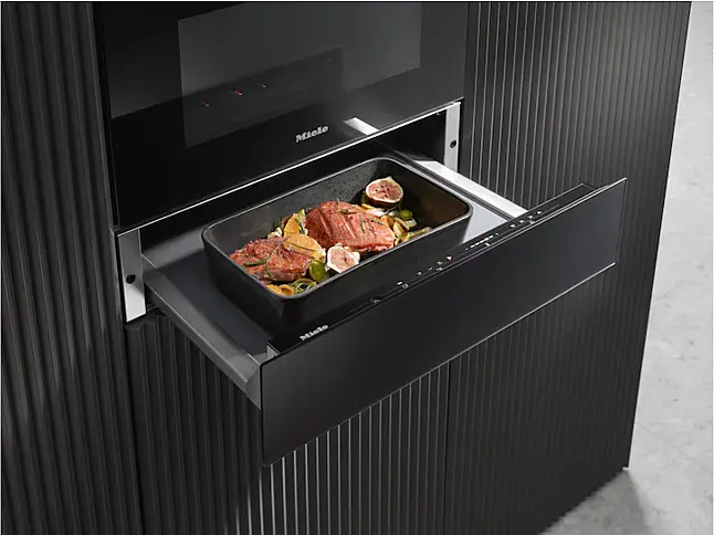 Grifflose Gourmet-Wärmeschublade in 14cm Höhe zum Vorwärmen von Geschirr, zum Speisen Warmhalten und Niedertemperaturgaren.