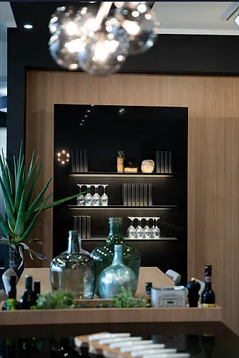 Musterküche perlgrau grifflos mit Feineiche natur und Quarzstein Arbeitsplatte in "Legend Black"