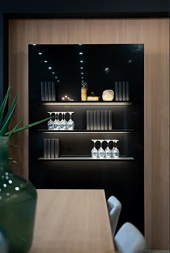 Musterküche perlgrau grifflos mit Feineiche natur und Quarzstein Arbeitsplatte in "Legend Black"