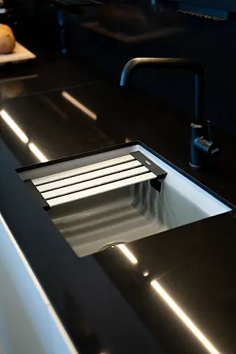 Musterküche perlgrau grifflos mit Feineiche natur und Quarzstein Arbeitsplatte in "Legend Black"