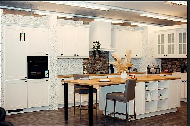 Zeitlose Landhausküche mit Charmantem Holzdesign