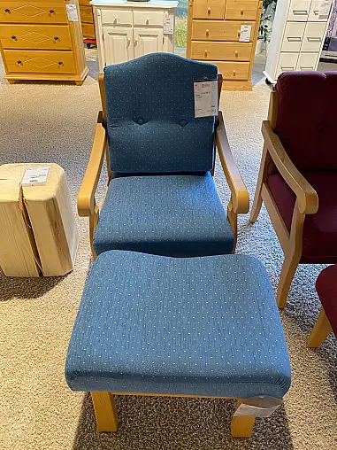 Sessel mit Hocker
