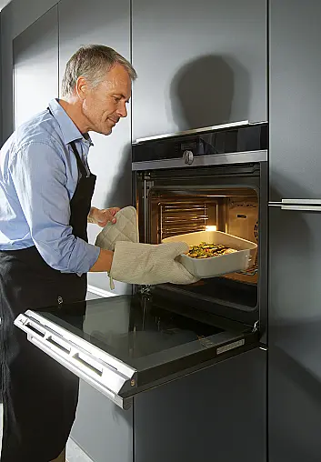 Inselküche mit Fronten in Polymerglas onyxschwarz matt