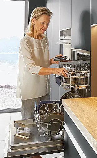 Inselküche mit Fronten in Polymerglas onyxschwarz matt