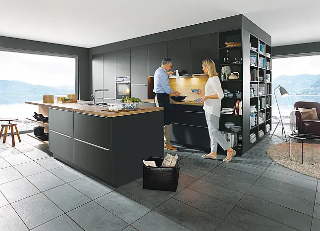 Inselküche mit Fronten in Polymerglas onyxschwarz matt