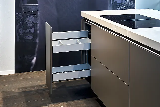 Koje 31 KH: compacte greeploze eilandkeuken met keramisch werkblad