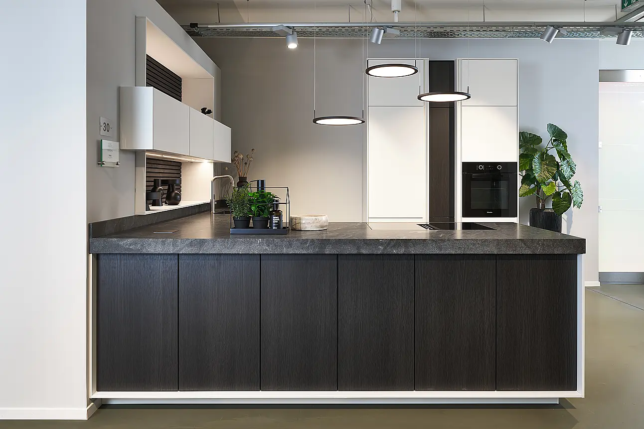 SieMatic Eckküche mit Halbinsel in Eiche und weißen Hochschränken in Nordhorn