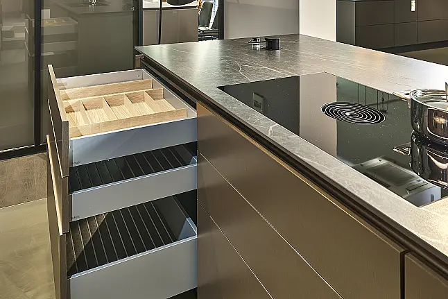 Koje 33 KH: Eilandkeuken in brons en notenhout met keramisch werkblad