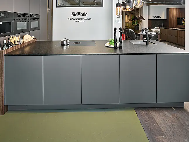 Koje 32 KH: Graue grifflose Inselküche mit Halbinsel und Granit Arbeitsplatte